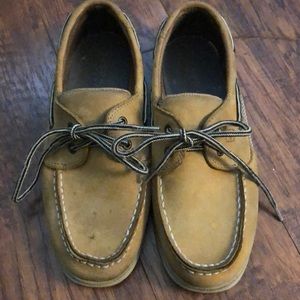 Nice sperrys in GREAT condition. And super stylish